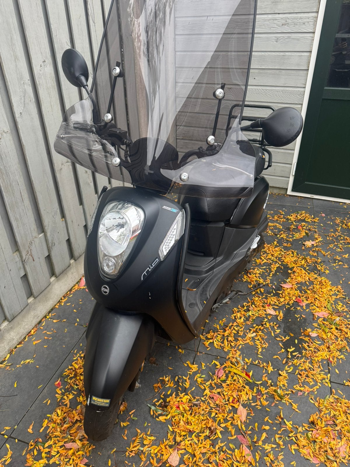 SYM Mio 50i snorscooter 2022 zwart – met windscherm, Fietsen en Brommers, Ophalen, Zo goed als nieuw, Benzine, Mio