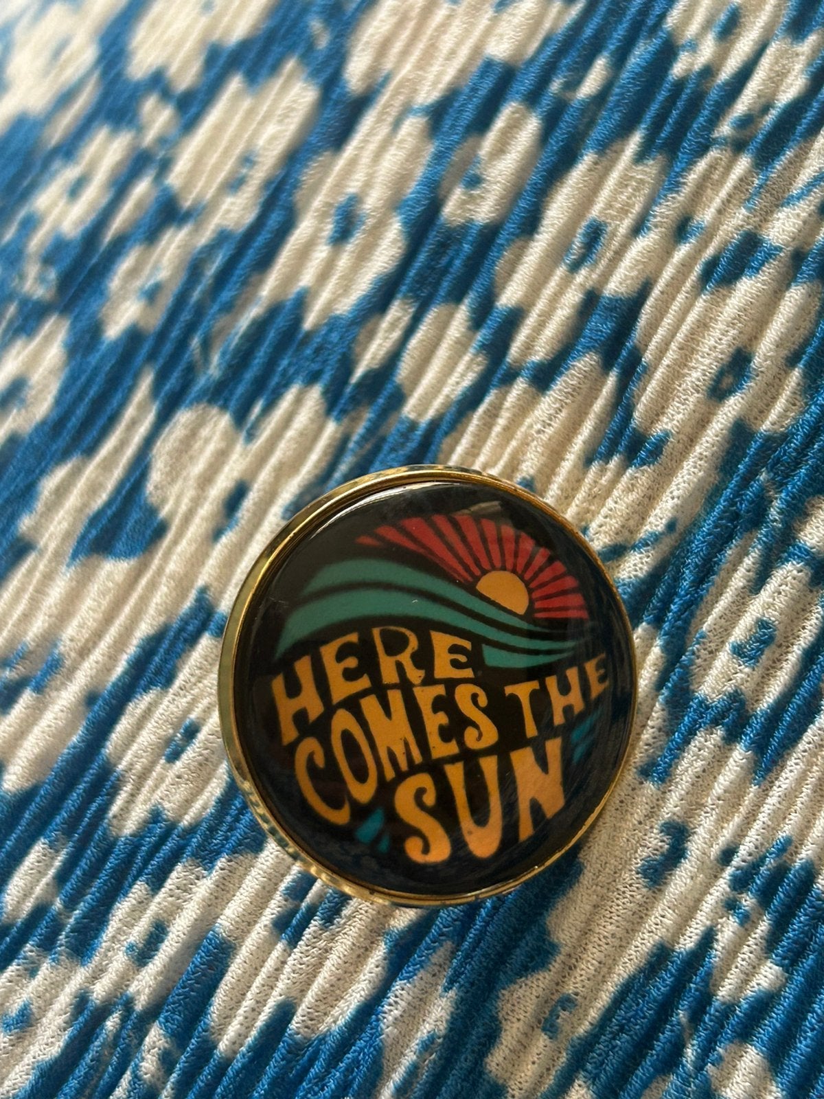 Pin Here comes the sun, Verzamelen, Ophalen of Verzenden, Nieuw