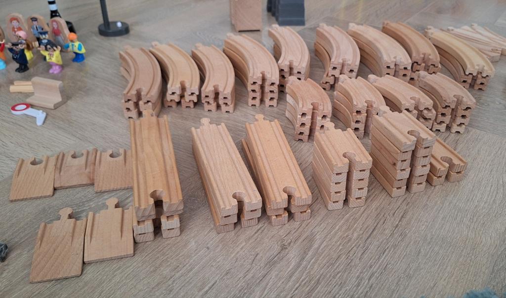 Heel veel houten treinbaan rails en onderdelen, Ophalen