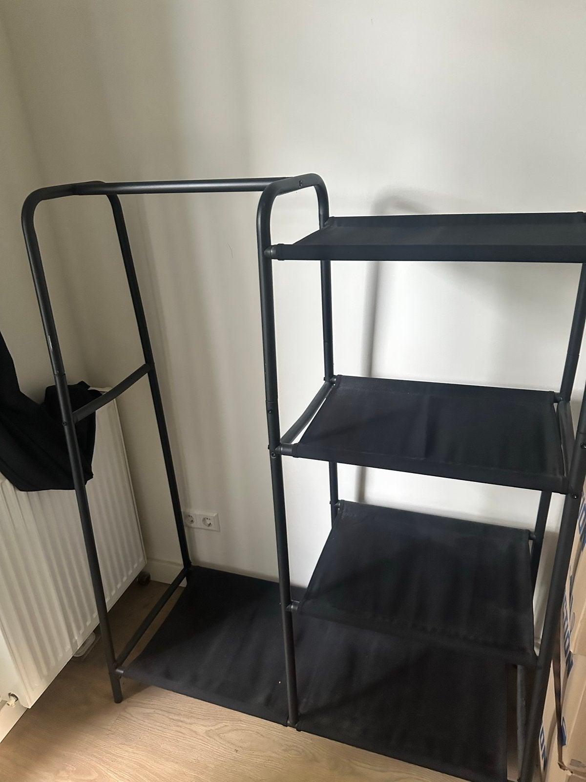 Kledingrek met planken, zwart metaal – als nieuw, Met plank(en), 100 tot 150 cm, Ophalen of Verzenden, Zo goed als nieuw