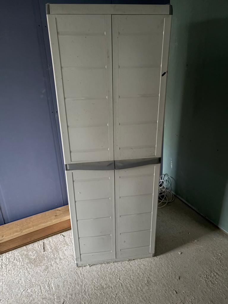 Grijze kunststof opbergkast met 4 planken, Tuin en Terras, Ophalen of Verzenden, Gebruikt, Kunststof, Overige typen