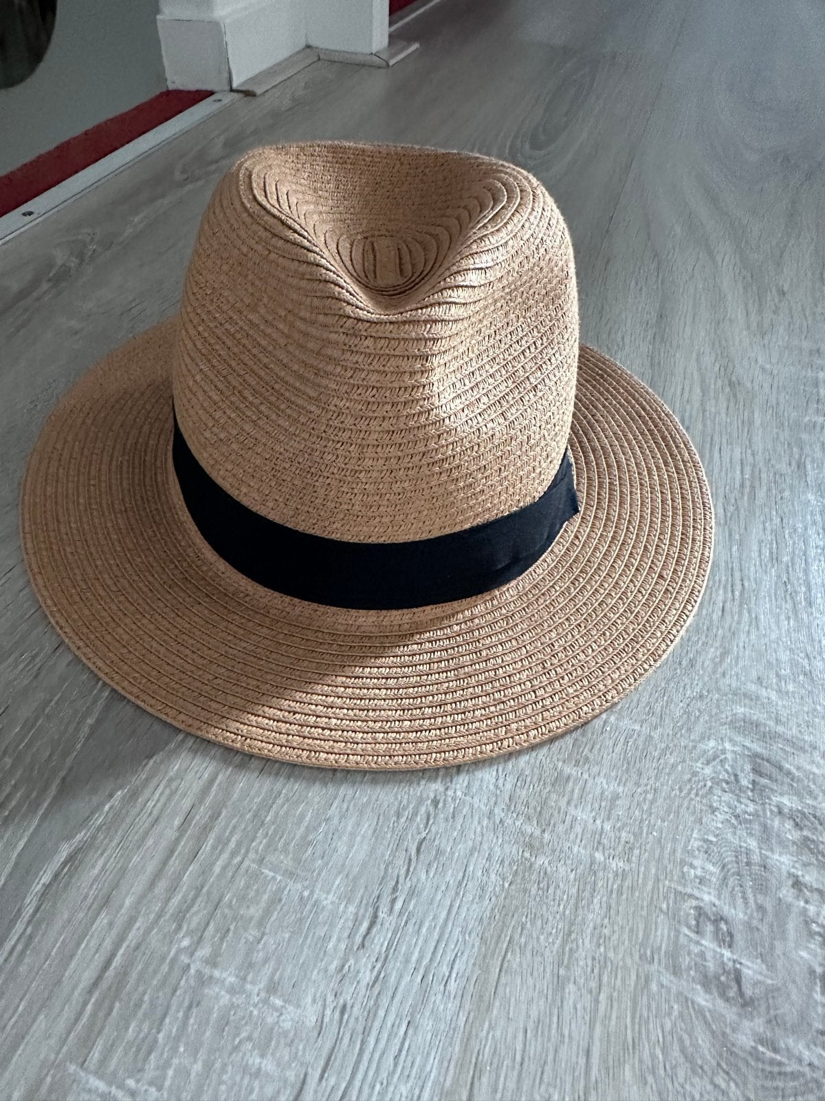 Stijlvolle Strohoed met Zwarte Band, Ophalen of Verzenden, Zo goed als nieuw, One size fits all, Hoed