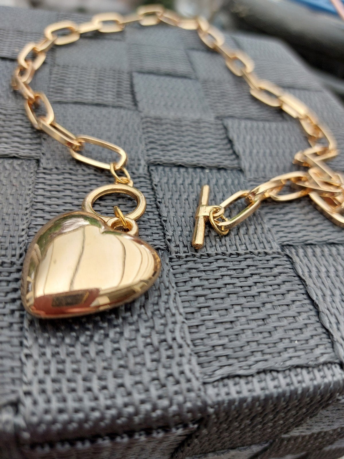Gouden schakelketting met hartjesbedel, Overige materialen, Nieuw, Ophalen of Verzenden, Met bedels of kralen