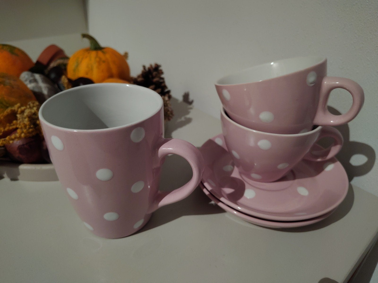 Roze servies met witte stippen 2 kopjes met schotel & 1 mok, Huis en Inrichting, Ophalen of Verzenden, Zo goed als nieuw, Overige stijlen