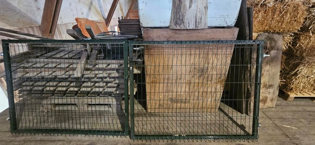 openslaande poort in dennengroen, Ophalen, Zo goed als nieuw, IJzer