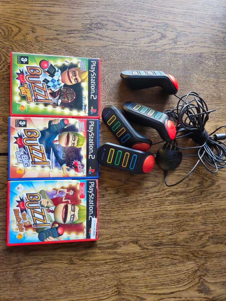 Buzz! PS2 Controller met 3 Quiz Spellen en Boekjes, Spelcomputers en Games, Games | Sony PlayStation 2, 3 spelers of meer, Ophalen of Verzenden
