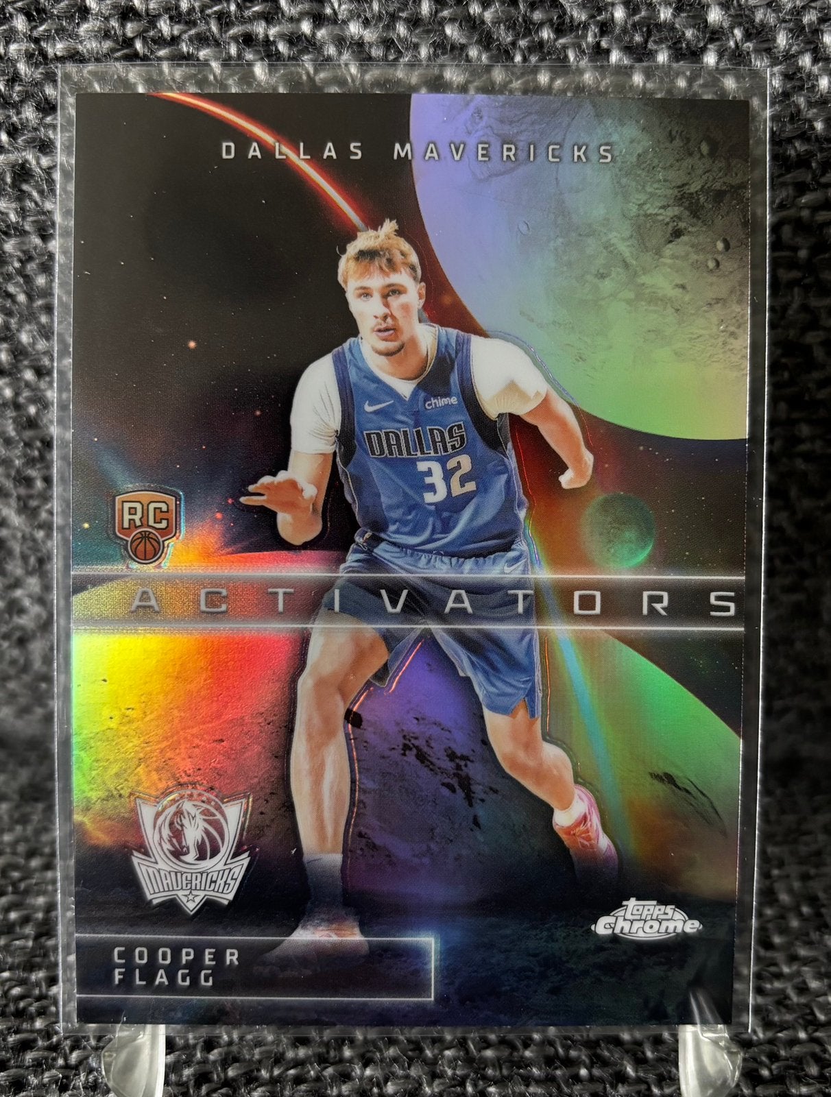 Cooper Flagg RC refractor Topps Chrome NBA card Dallas Mavs, Ophalen of Verzenden, Nieuw, Plaatje