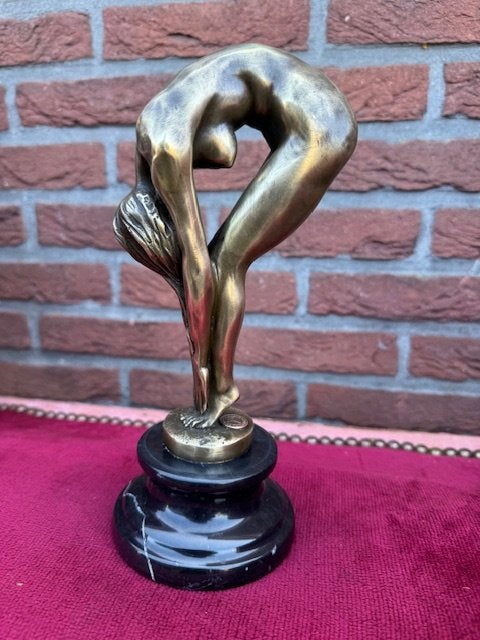 licht erotisch bronzen beeld, lenige jongedame, Brons, Beeld, Vrouw, Gemerkt