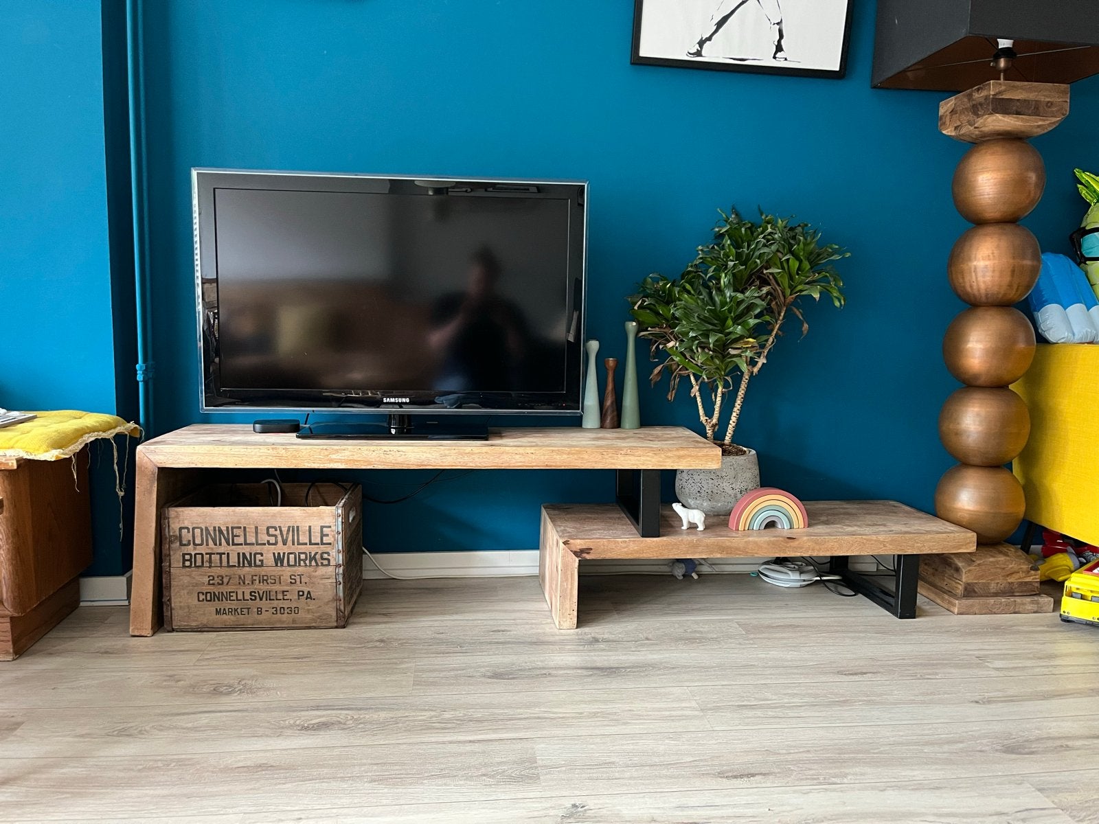 Robuust houten tv-meubel met metalen accenten, Huis en Inrichting, Kasten | Televisiemeubels, Ophalen, Gebruikt, 200 cm of meer
