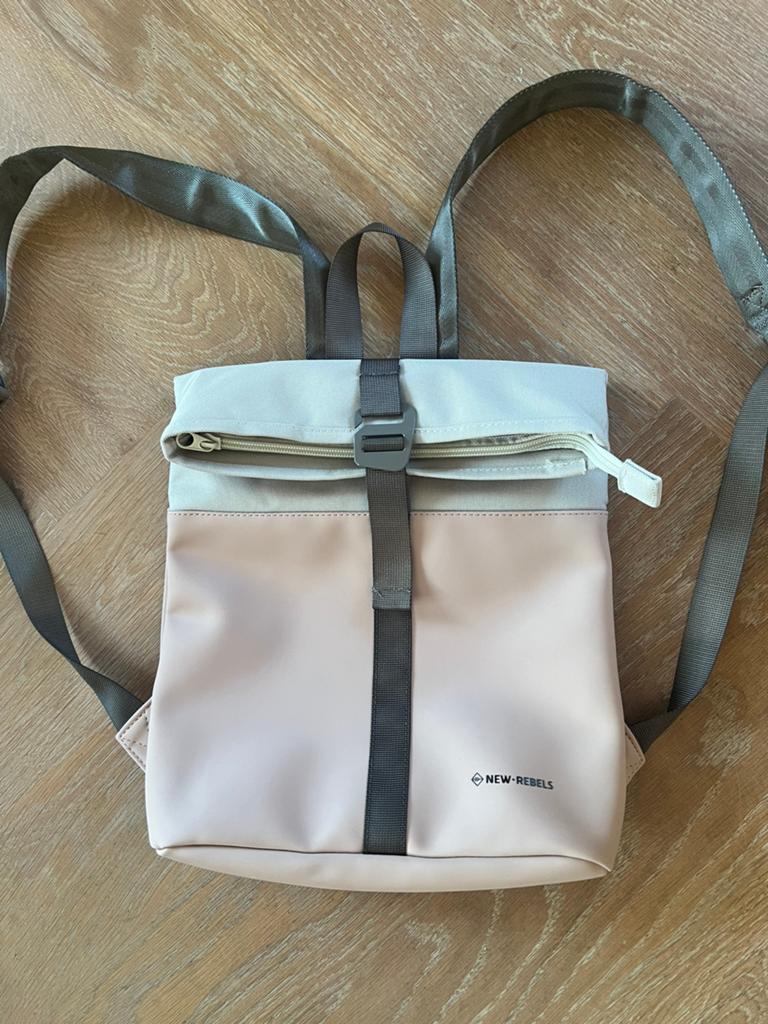 NIEUW rugtas New Rebels roze/grijs, Sieraden, Tassen en Uiterlijk, Tassen | Rugtassen, Overige merken, 25 tot 40 cm, Ophalen of Verzenden
