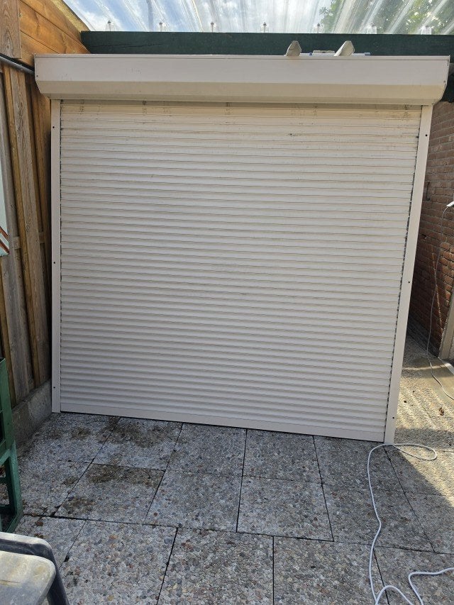 Rolluik elektrisch met afstandsbediening (Brel), Doe-het-zelf en Verbouw, Rolluiken, Ophalen, 200 cm of meer, Wit, Zo goed als nieuw