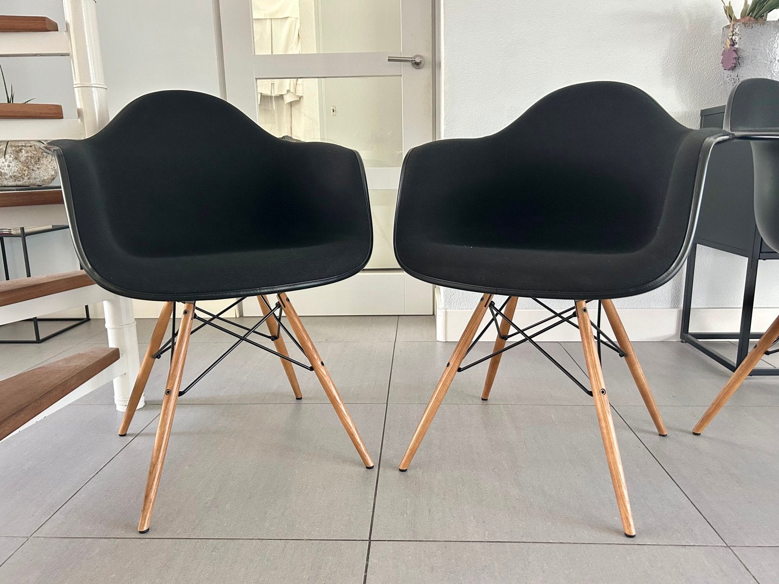 4x Vitra Eames kuipstoelen zwart gestoffeerd zwart daw essen, Huis en Inrichting, Vitra, Zwart, Ophalen of Verzenden, Zo goed als nieuw