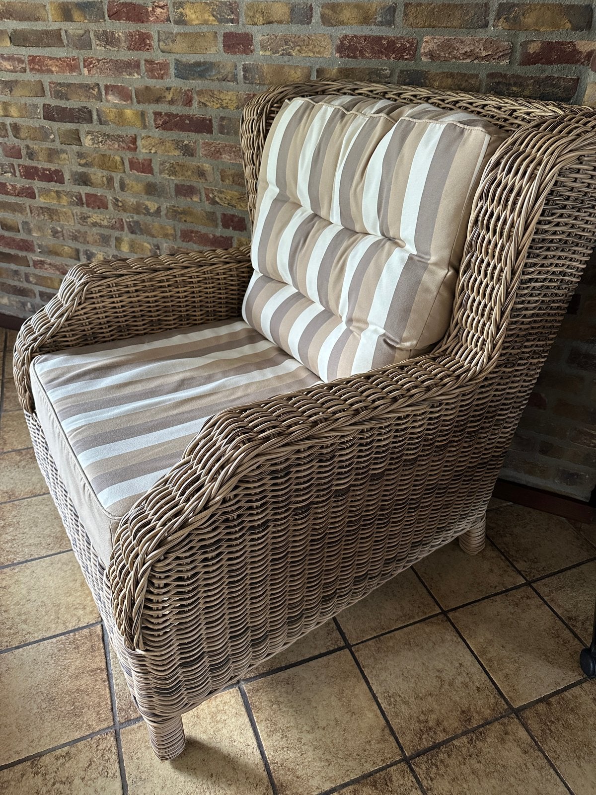Foto 2 van Beach 7 Tuinset met 4 stoelen en ronde tafel