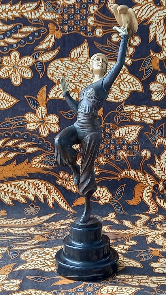 Vrouw met papegaai mooi Art Deco beeld uit Frankrijk 40 cm., Ophalen of Verzenden, Brons