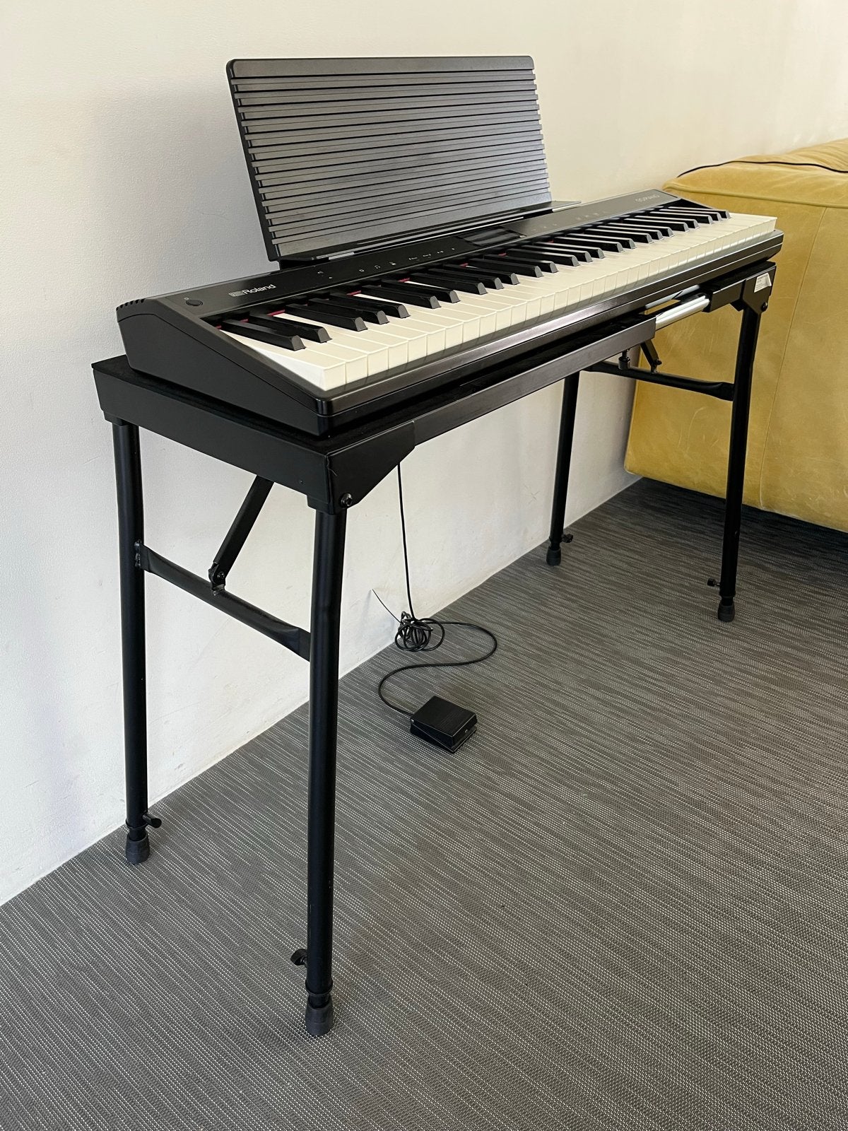 Roland GO:PIANO Digitale Piano met pedaal en standaard., Muziek en Instrumenten, Piano's, Ophalen, Zwart, Digitaal, Zo goed als nieuw