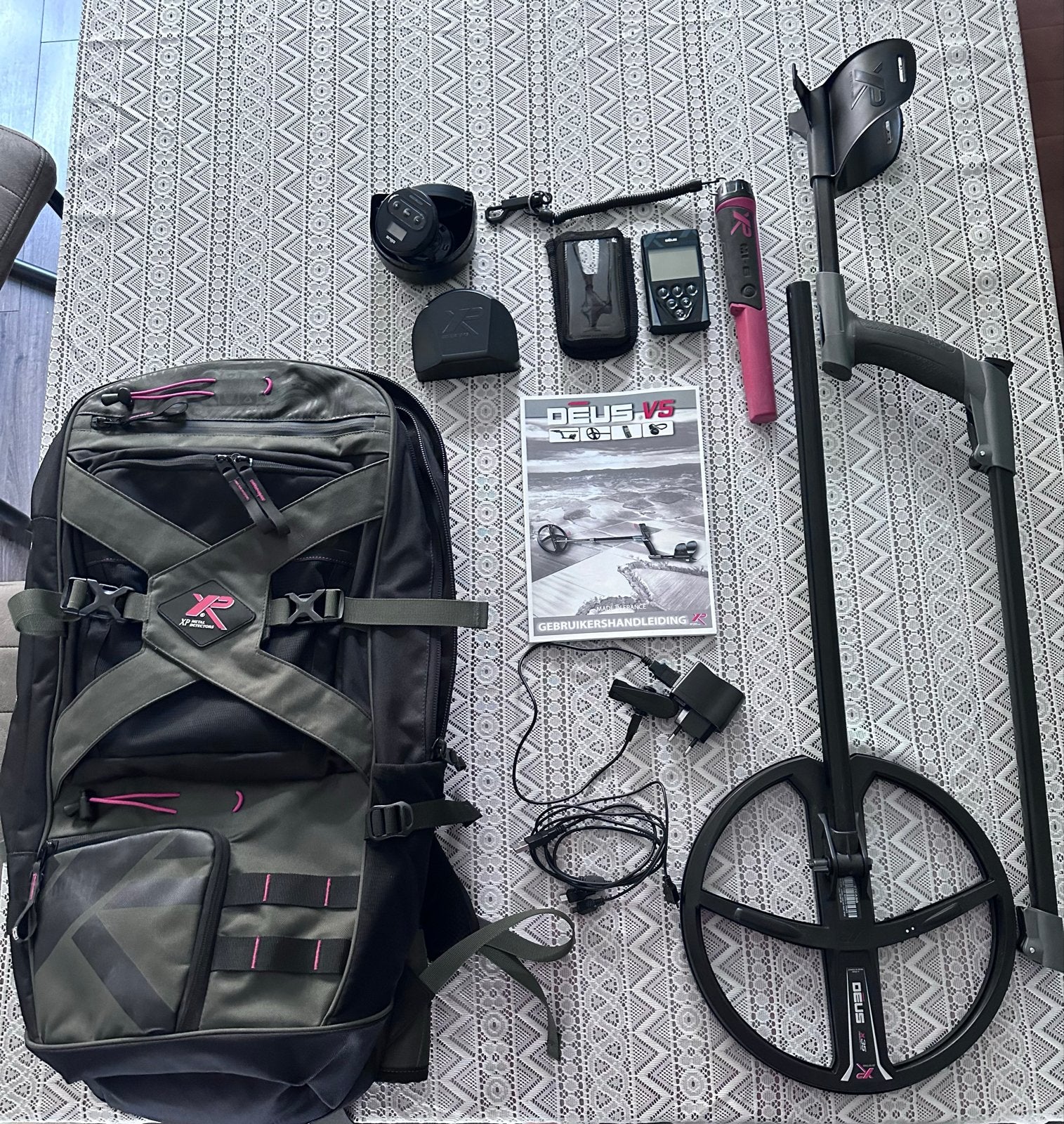 XP Deus V5 Metaaldetector met complete set accessoires, Hobby en Vrije tijd, Ophalen, Meer dan 30 cm, Zo goed als nieuw, Discriminatie metaaldetectie