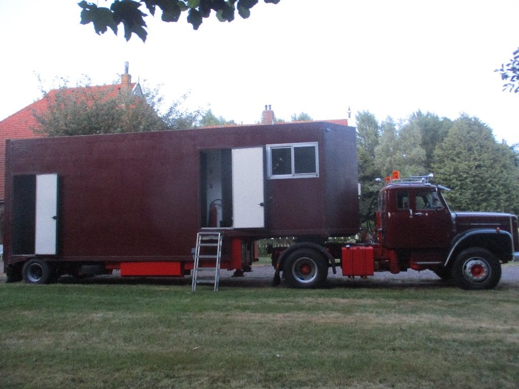 Te Koop Scania 111 oldtimer met special trailer/oplegger, Achterwielaandrijving, Scania, Bruin, Overige kleuren