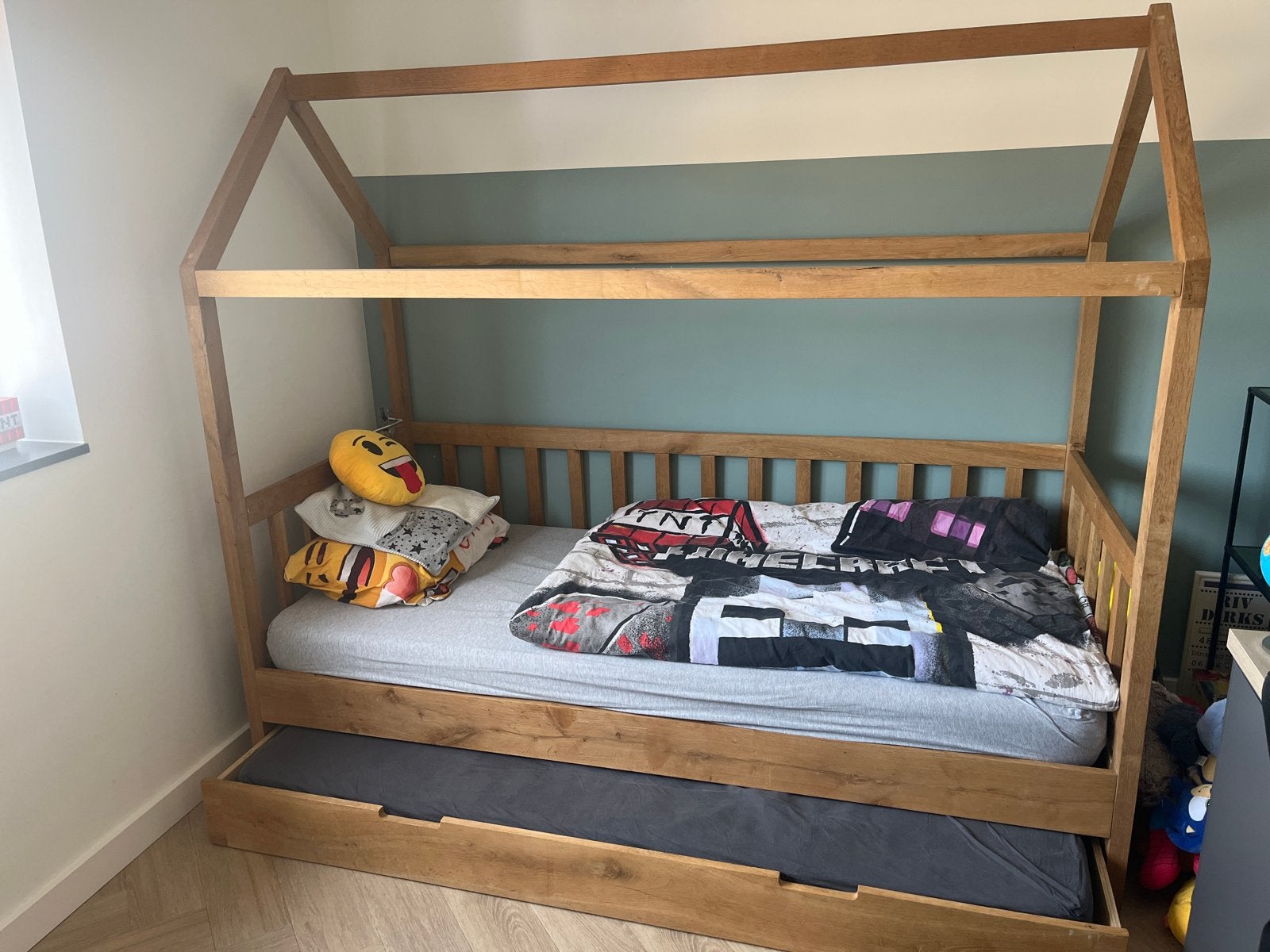 Houten huisbed met uitschuifbaar logeerbed, Ophalen, Gebruikt, 90 cm, Eenpersoons