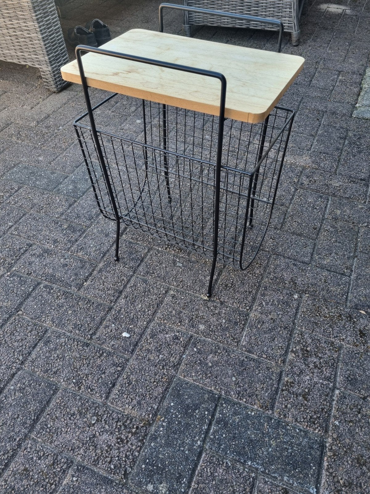 Nieuwe zwarte krantenbak / bijzettafel, Krantenbak, Ophalen of Verzenden, Nieuw, Metaal