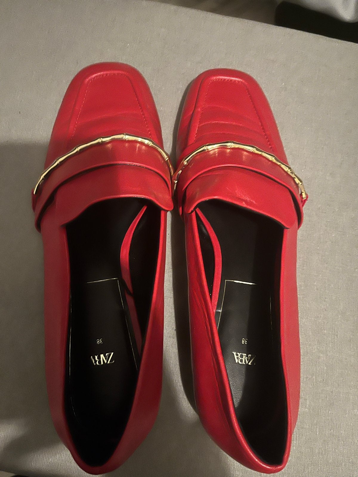 Zara rode loafers met gouden detail - Maat 38, Instappers, Nieuw, Ophalen of Verzenden, Rood