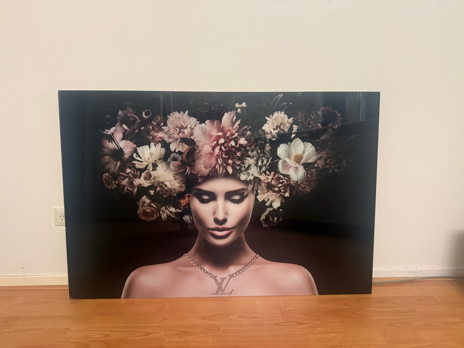 Prachtige Canvas Print: Vrouw met Bloemenkroon en LV Ketting, Ophalen, Zo goed als nieuw, 100 tot 125 cm, Print