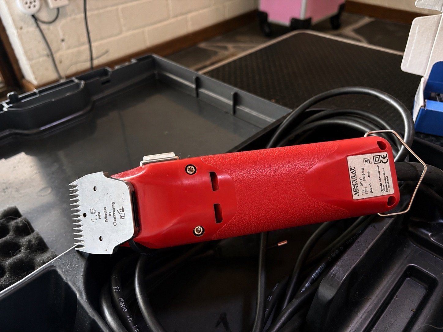 Aesculap Favorita II professionele tondeuse met opzetkammen, Ophalen of Verzenden, Zo goed als nieuw, Minder dan 700 watt, Haakse handslijpmachine