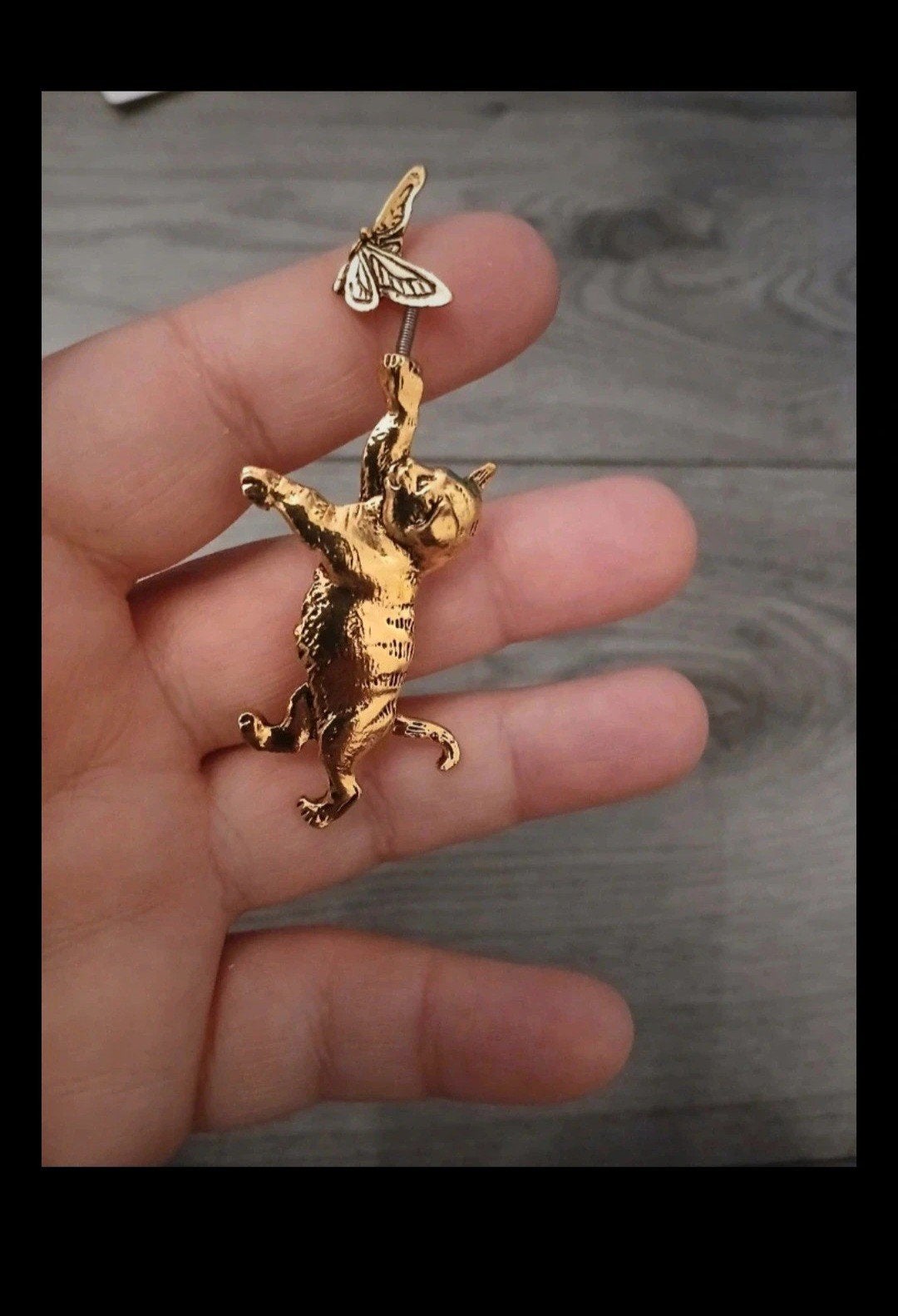 Nieuwe Gouden Kat Broche met Vlinder - Speels Design, 4 tot 7 cm, Nieuw, Ophalen of Verzenden, Goud