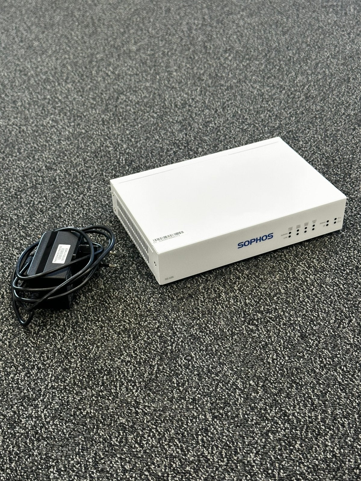 Sophos SG105 firewall / router / modem, Computers en Software, Ophalen, Zo goed als nieuw, Router met modem