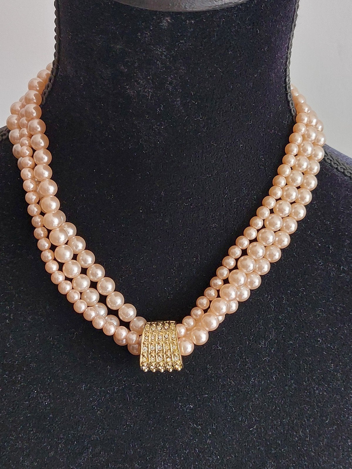 De ketting bestaat uit drie rijen kunstparels, Ophalen of Verzenden, Kunststof