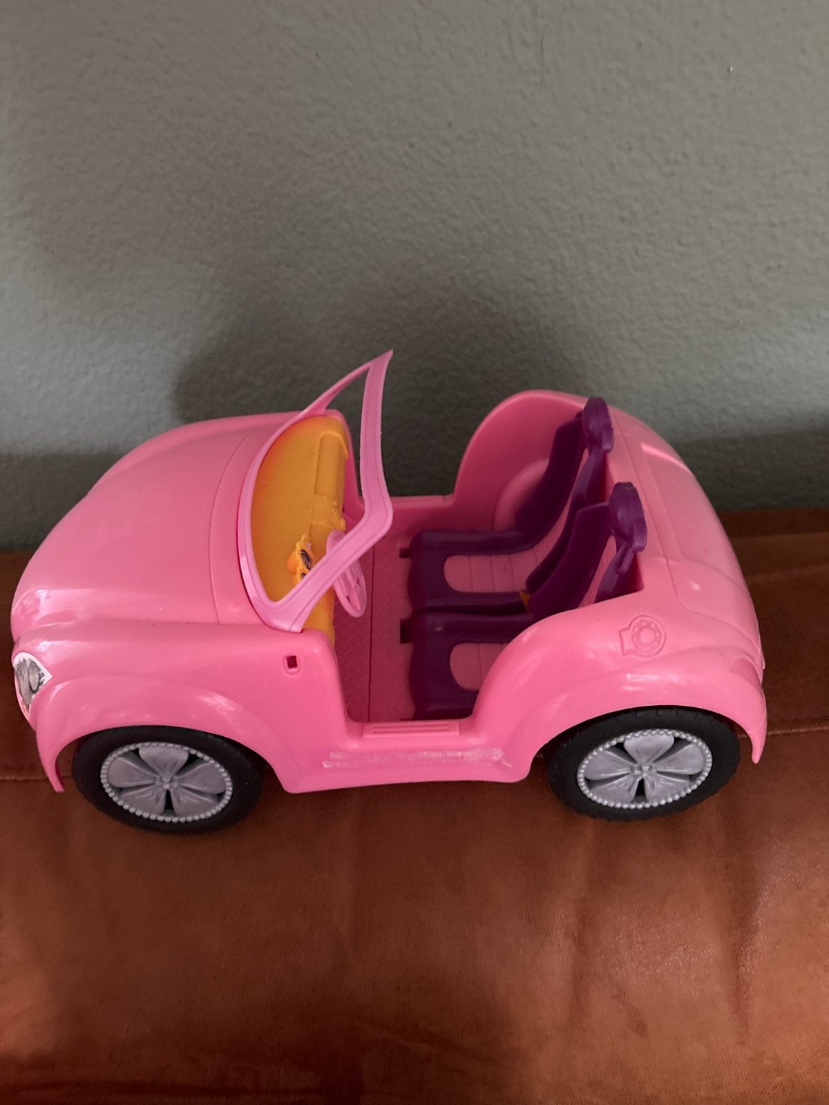 Roze speelgoedauto voor poppen (Barbie)