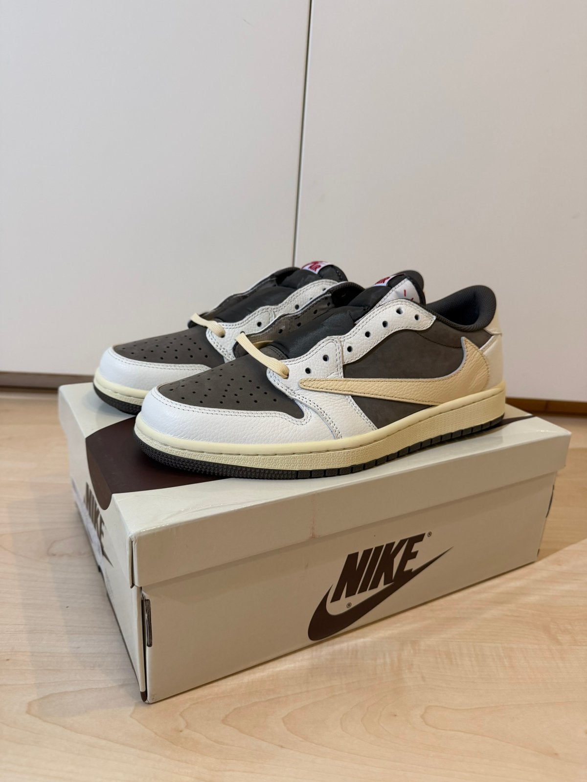 Air Jordan 1 Low Travis Scott Reverse Mocha, Bruin, Ophalen of Verzenden, Sneakers of Gympen, Zo goed als nieuw
