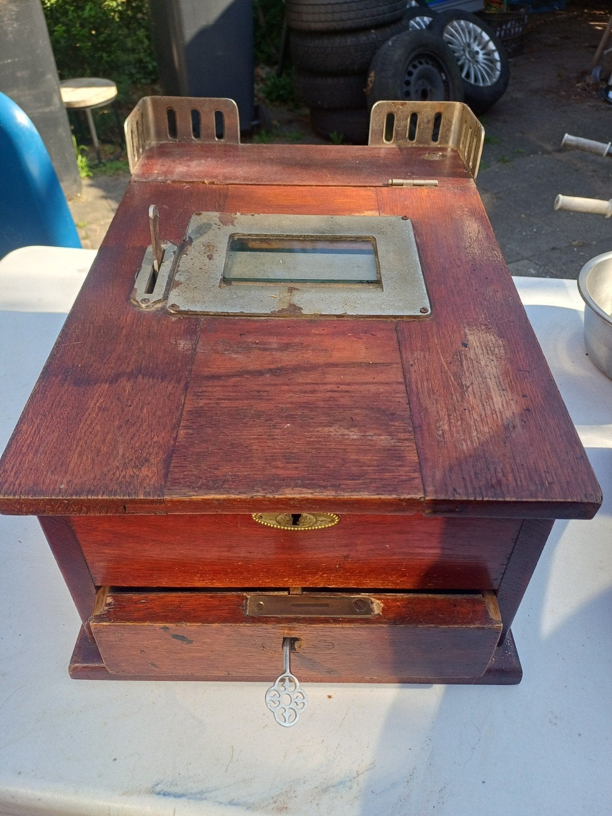 Antieke houten kassa, Ophalen