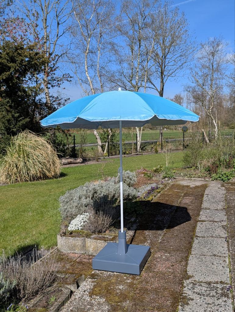 Lichtblauwe Parasol Ø 180 cm – Kantelbaar, Tuin en Terras, Parasols, Kantelbaar, Nieuw, Ophalen of Verzenden, 1 tot 2 meter