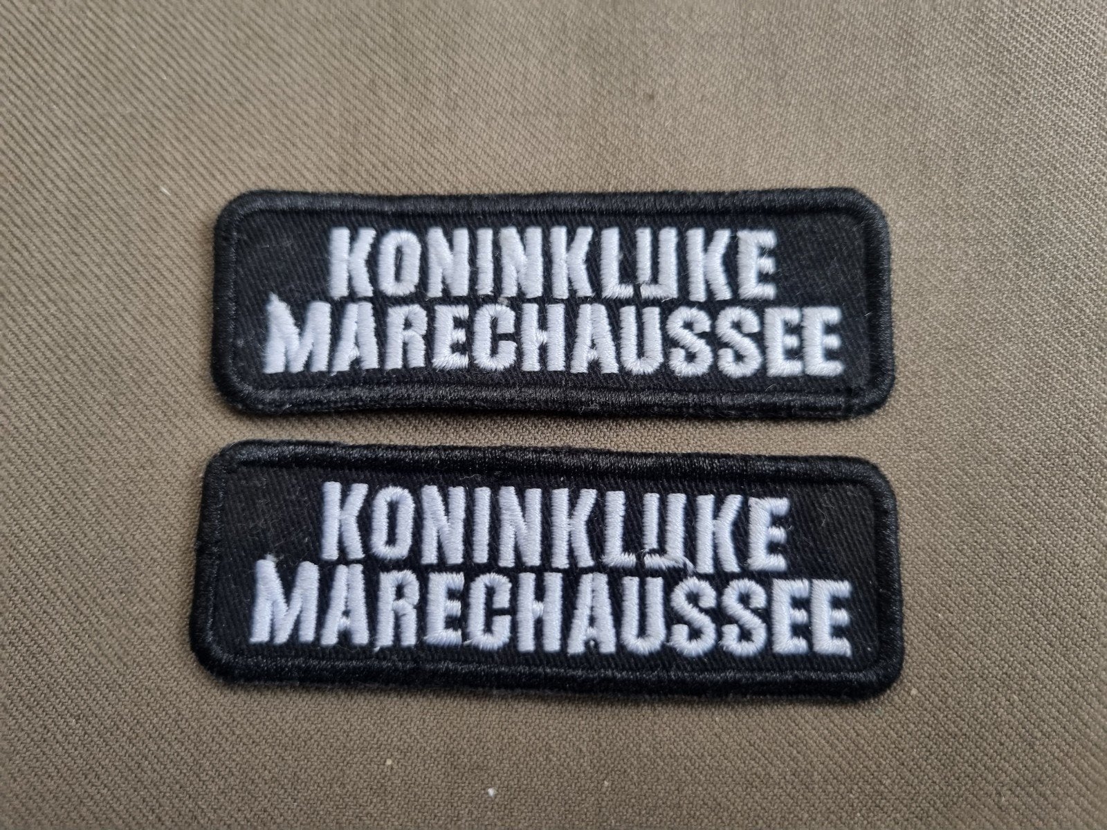 2 straatnamen koninklijke marechaussee (zwart), Ophalen of Verzenden, Marechaussee, Nederland, Embleem of Badge