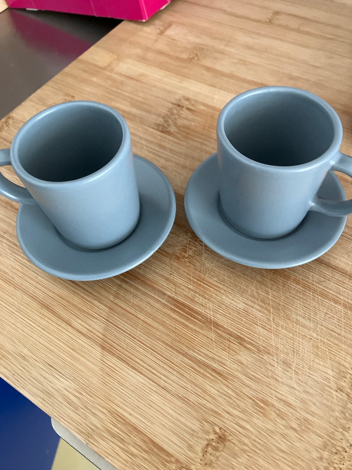 Set van 2 grijze espresso kopjes met schotels, Keramiek, Ophalen of Verzenden, Zo goed als nieuw, Effen