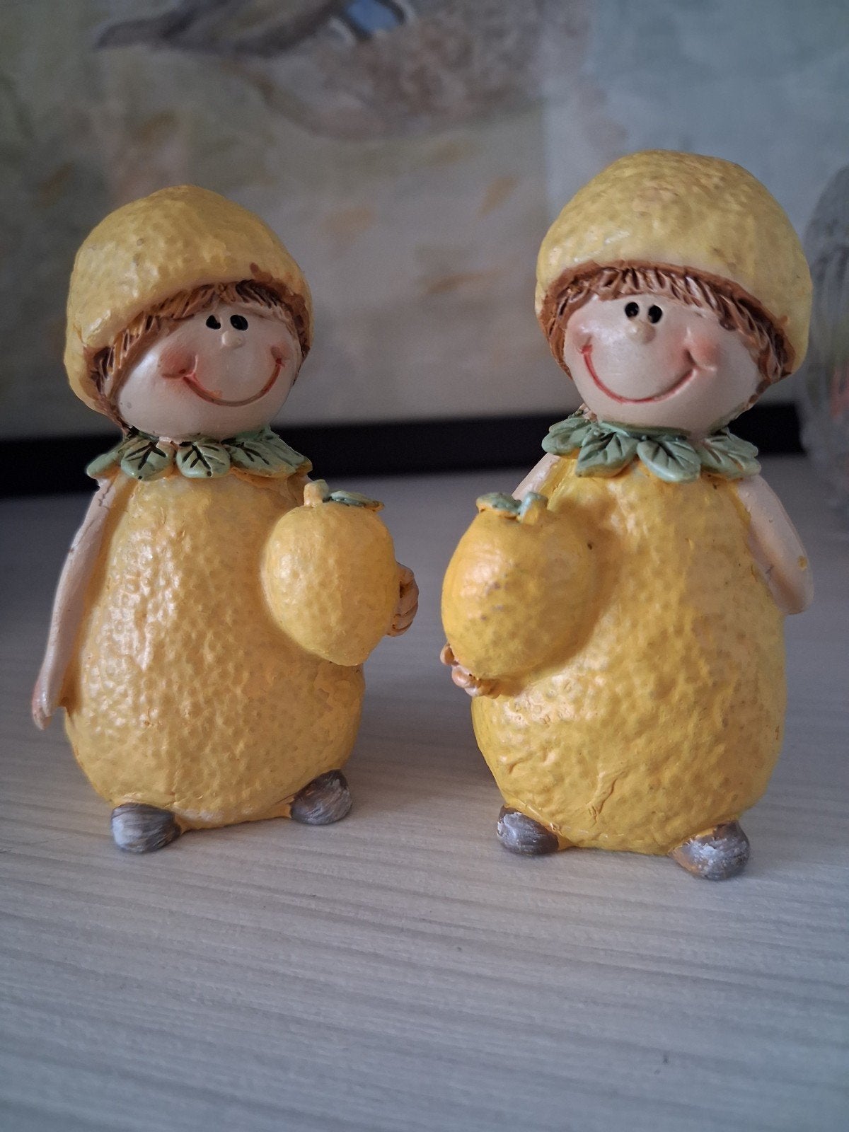 Twee beeldjes, citroen meisjes, geel, klein, onbeschadigd, Ophalen of Verzenden, Zo goed als nieuw, Mens