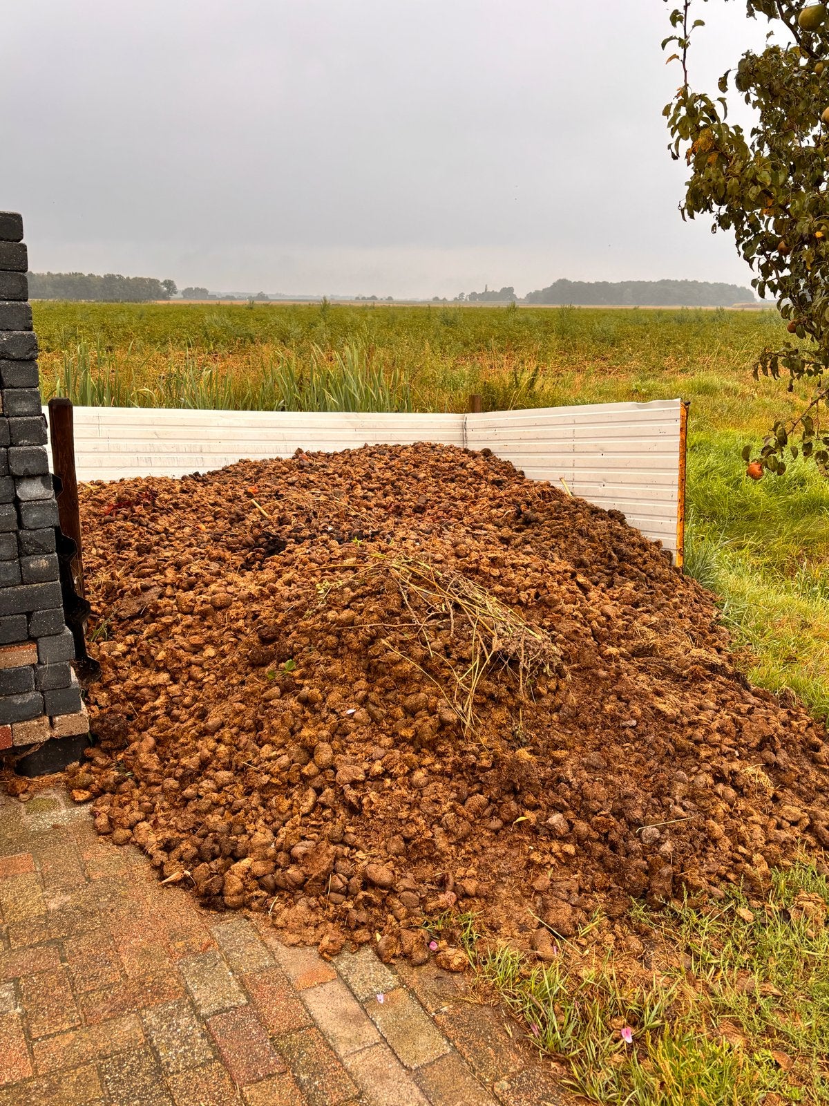 Gratis paardenmest voor moestuin of compost, Ophalen, Mest