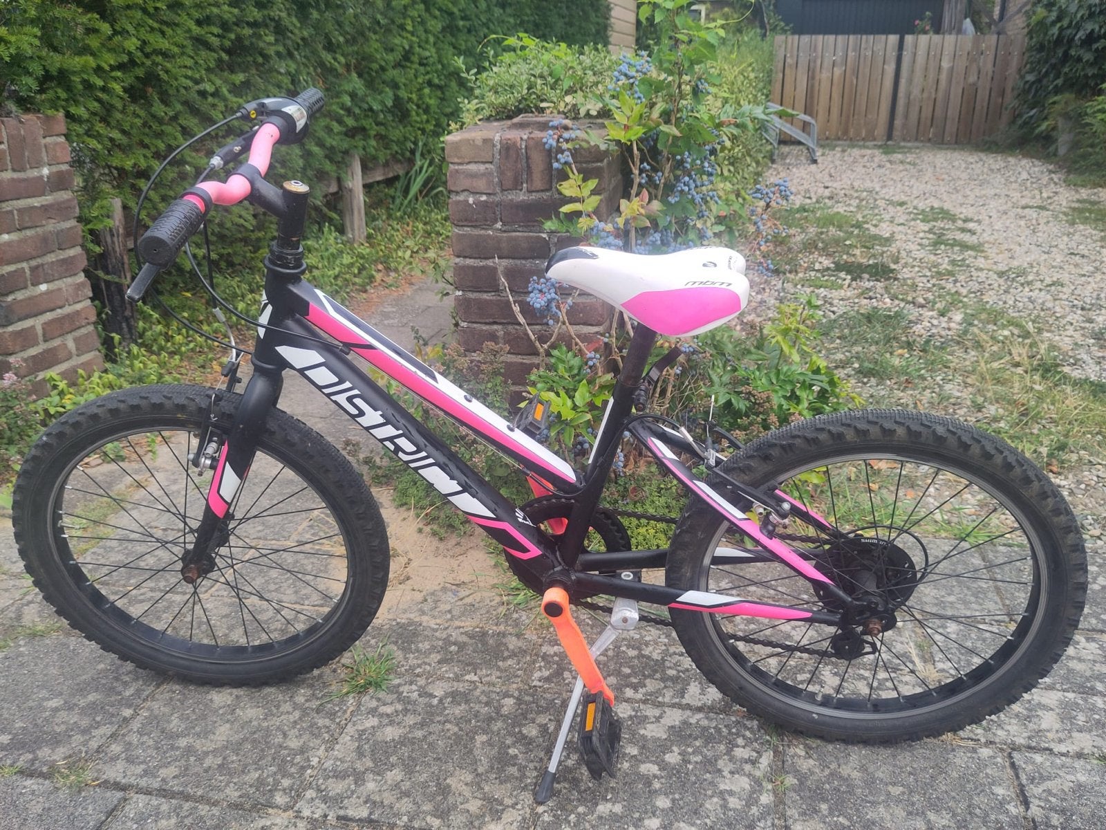 Mbm District kinderfiets 20 inch - Roze/Zwart, Ophalen, Gebruikt, Velgrem, 20 inch of meer