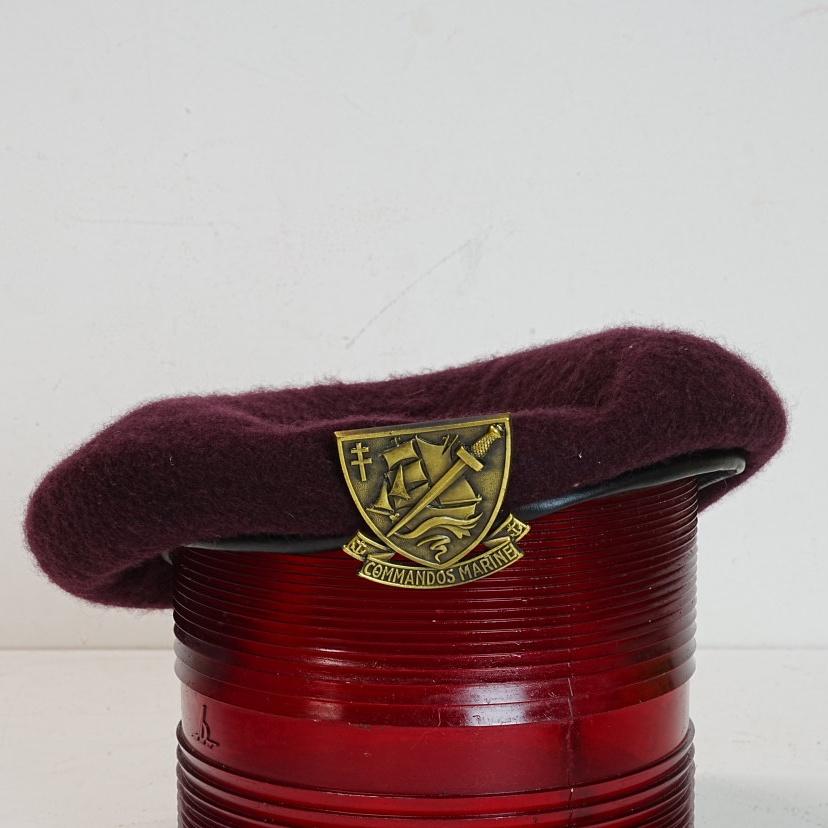Een lot binnenlandse en buitenlandse baretten., Verzamelen, Militaria | Algemeen, Ophalen of Verzenden, Landmacht, Nederland, Embleem of Badge