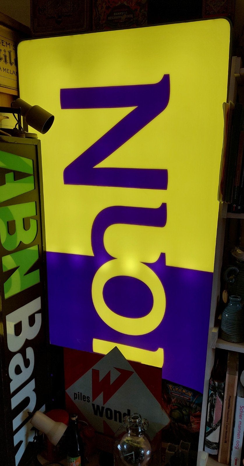 Zeer grote en unieke vintage gevellichtbak van NUON., Ophalen, Gebruikt, Reclamebord
