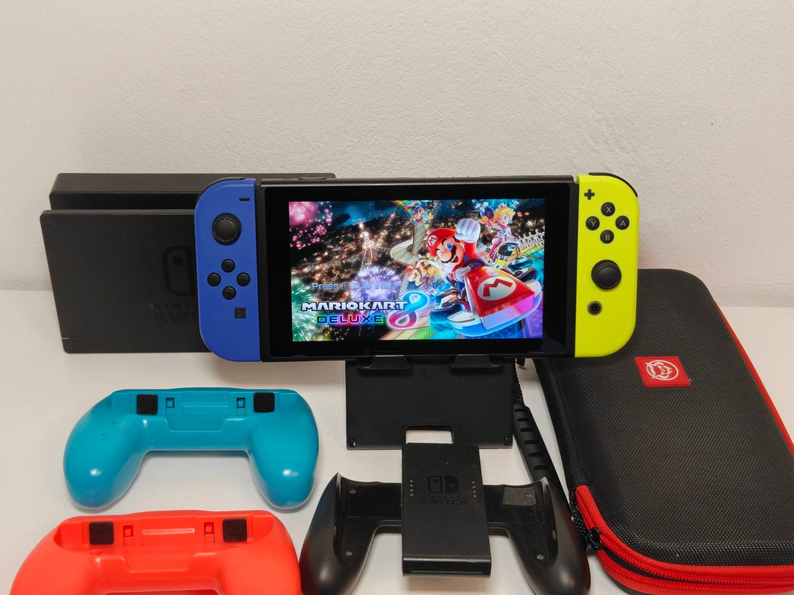 Foto 2 van Nintendo Switch V2 met accessoires en Mario Kart 8 Deluxe