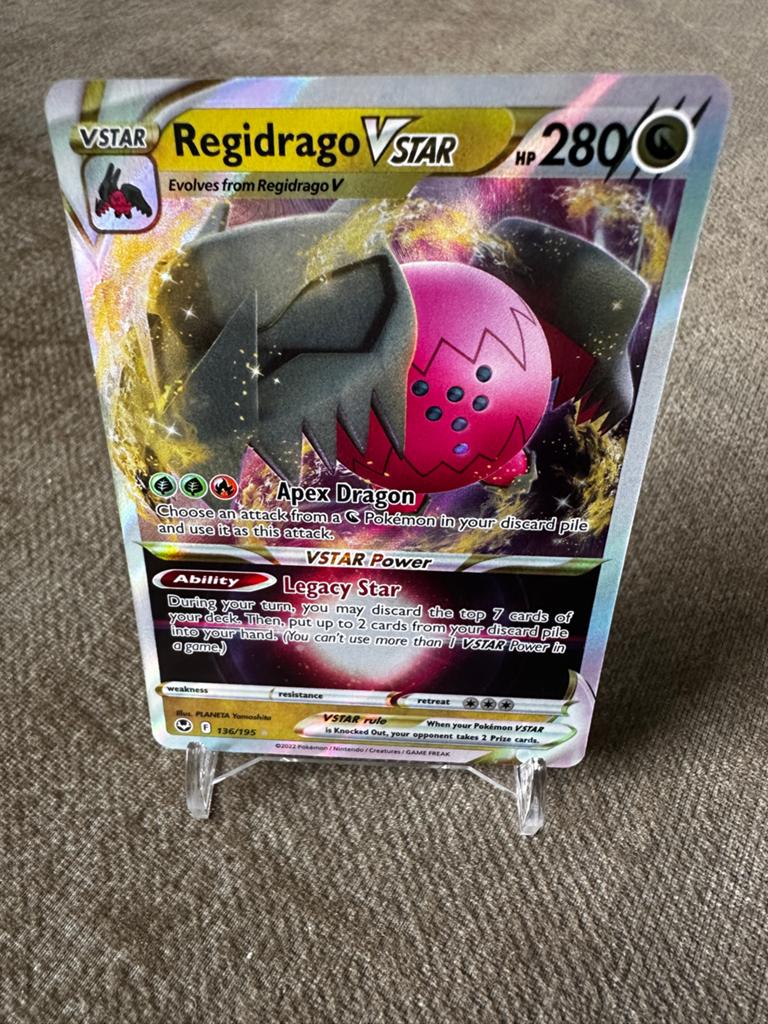 Regidrago VSTAR 136/195 Silver Tempest Pokémon Kaart, Ophalen of Verzenden, Zo goed als nieuw, Losse kaart, Foil
