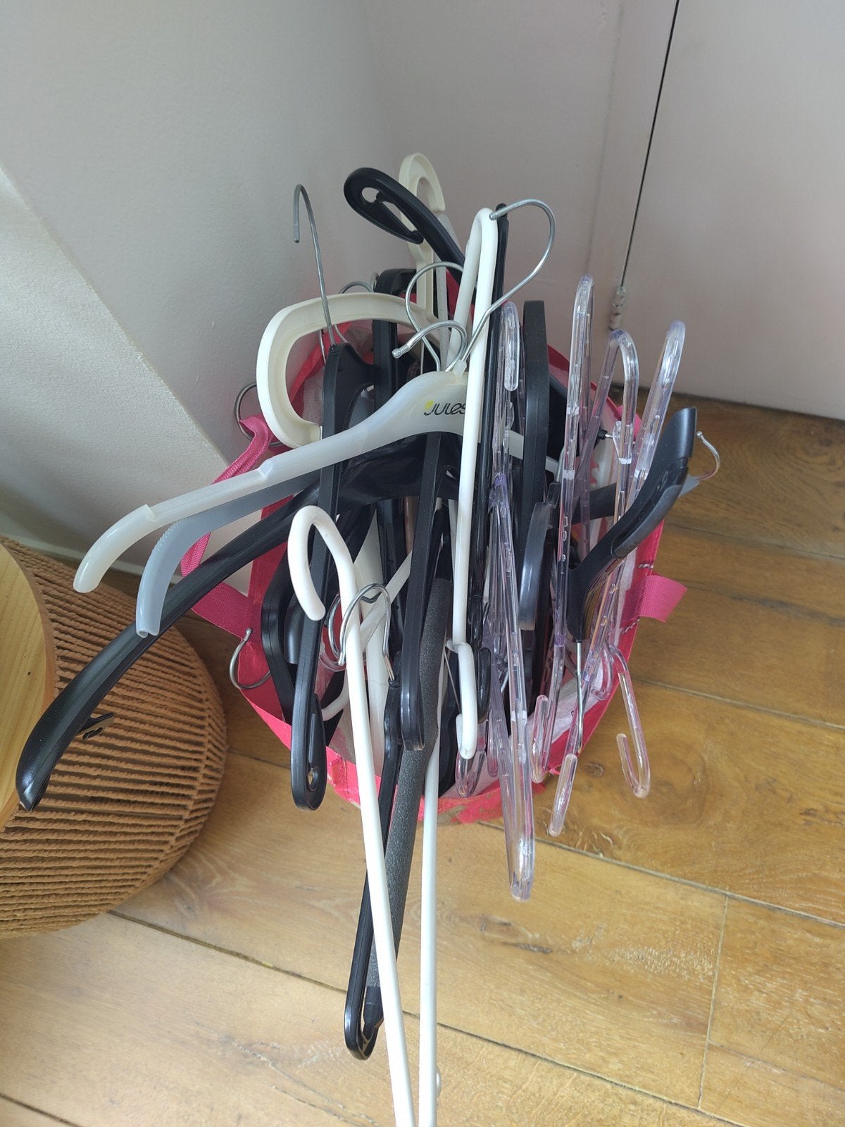Diverse kledinghangers - 50+ stuks, Ophalen, Gebruikt, Kunststof, Volwassenen