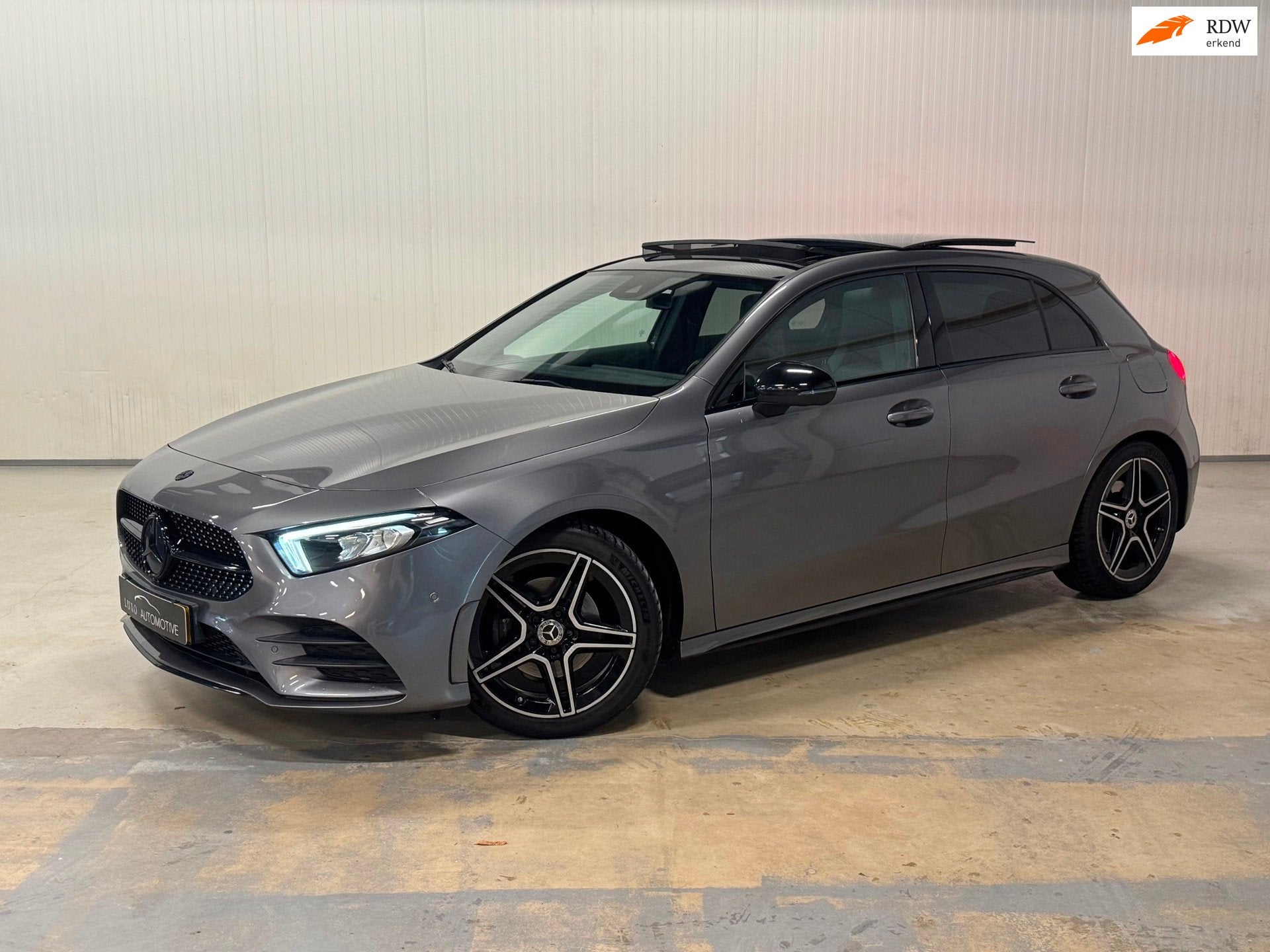Mercedes-Benz A-klasse 200 Business Solution AMG | PANO | NI, Auto's, Voorwielaandrijving, Dealer onderhouden, Gebruikt, Euro 6