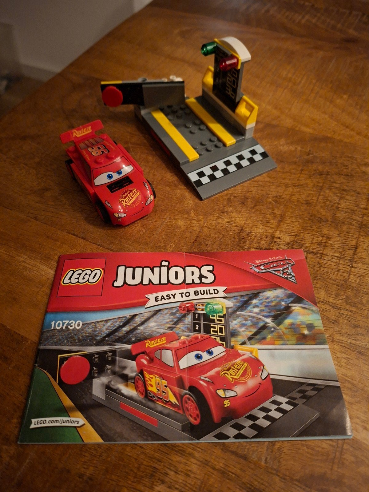 LEGO Juniors Cars 3 Bliksem McQueen Racebaan 10730 -COMPLEET, Ophalen of Verzenden, Zo goed als nieuw, Overige merken