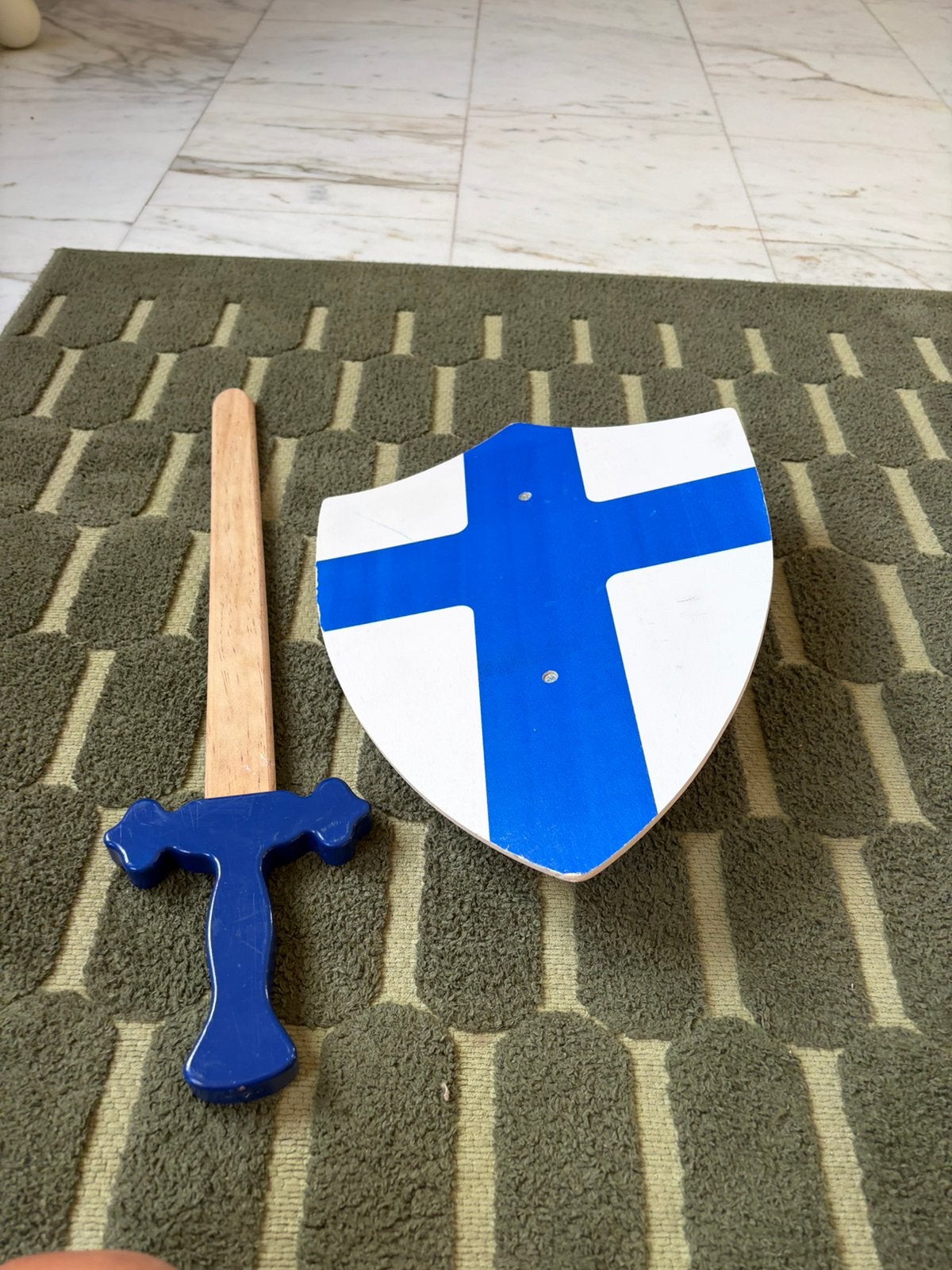 Houten zwaard en schild voor kind, Ophalen of Verzenden, Zo goed als nieuw