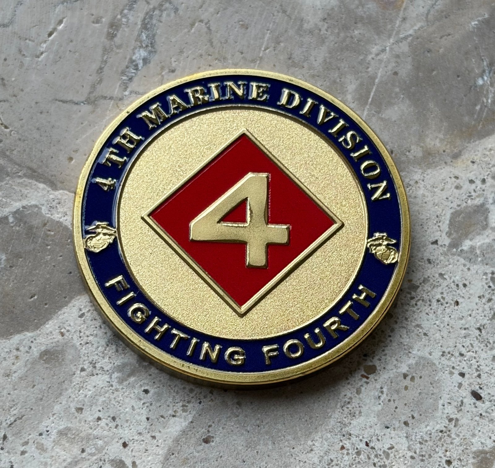 US Marine Corps 4th marine division coin, Ophalen of Verzenden, Marine, Amerika, Embleem of Badge
