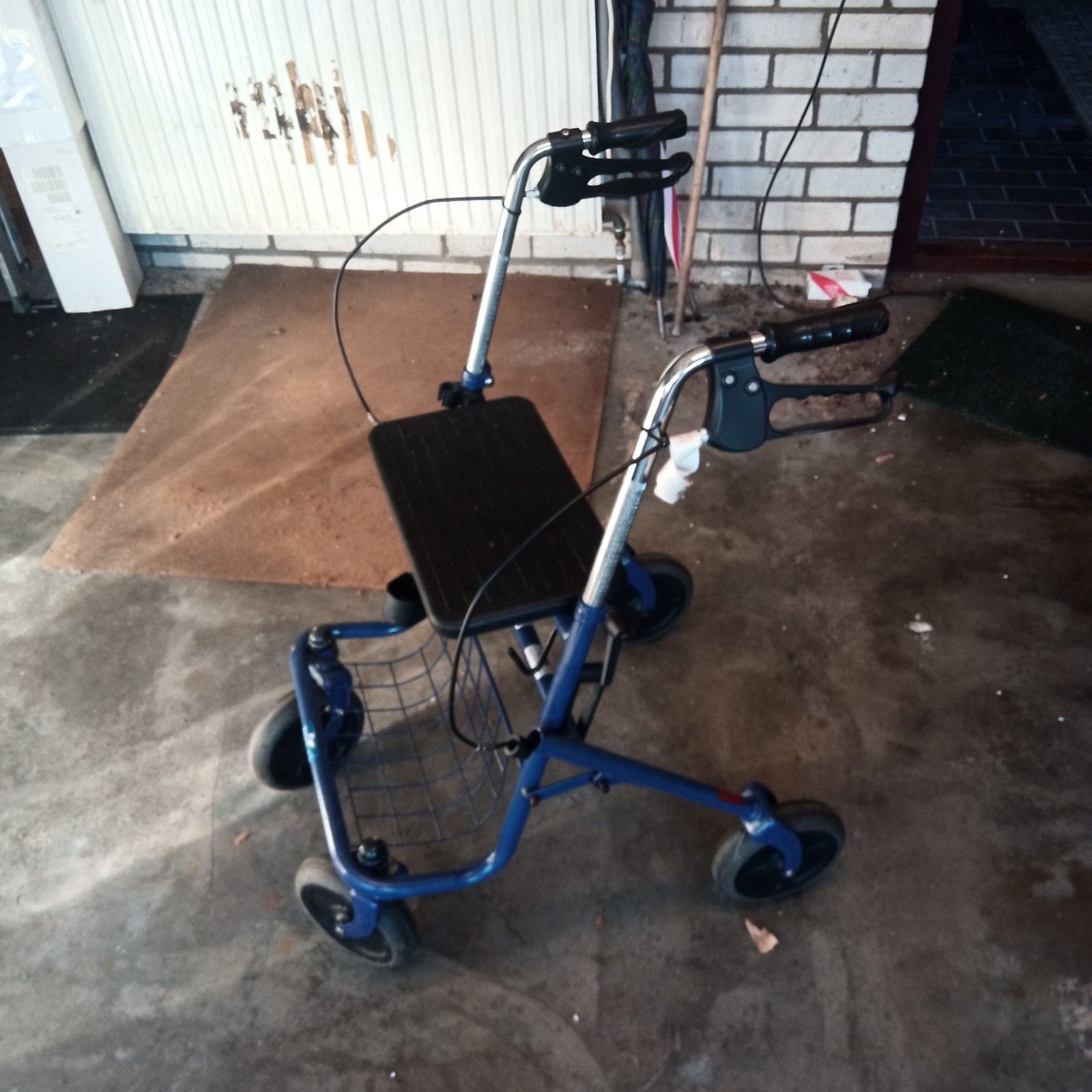 Blauwe rollator, Ophalen