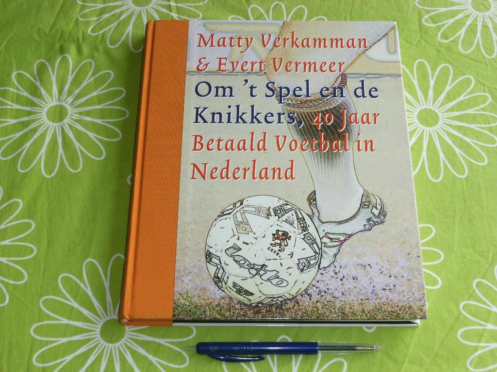 Om 't spel en de knikkers - 40 jaar betaald voetbal in NL, Ophalen of Verzenden, Zo goed als nieuw, Balsport