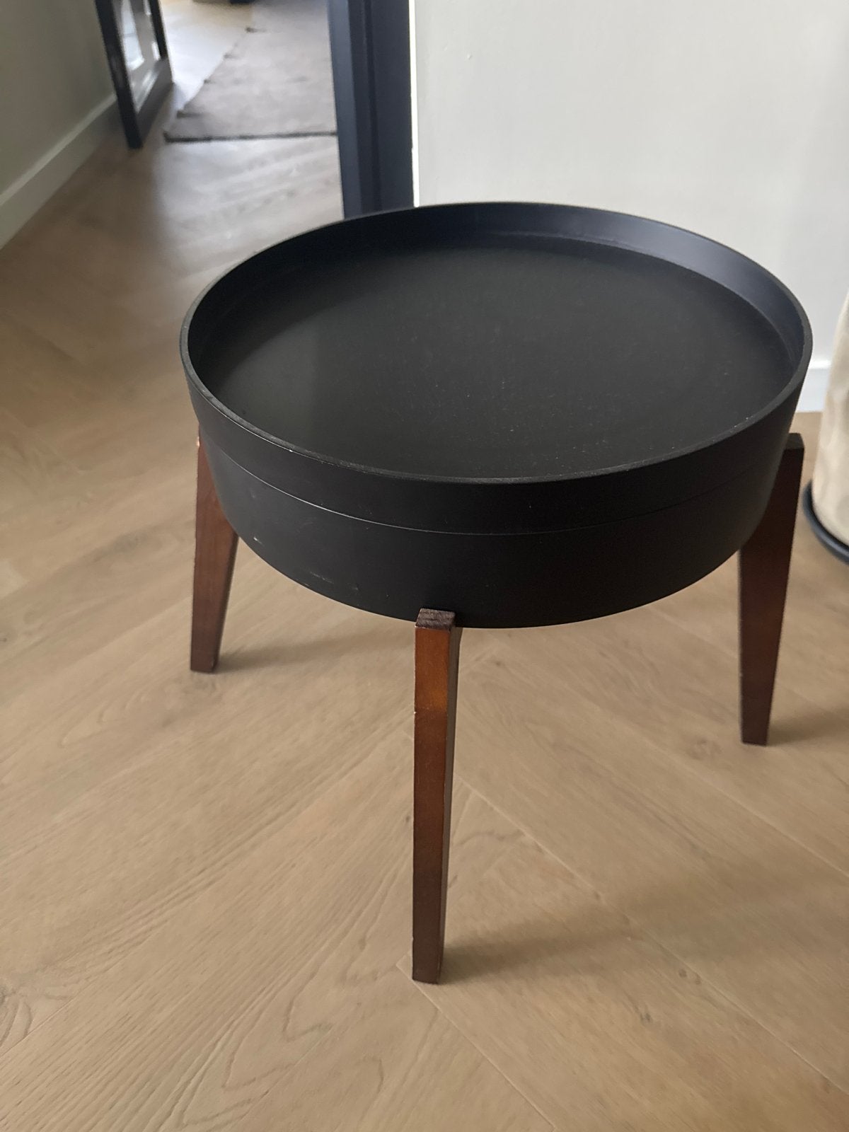 Zwarte bijzettafel met houten poten, Minder dan 55 cm, Gebruikt, Rond, Eichholtz richmond riviera ptmd
